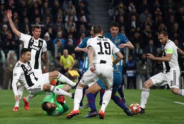  El árbitro Bjorn Kuipers anuló un gol a la Juventus por una falta de Cristiano Ronaldo a Jan Oblak, portero del Atlético de Madrid.