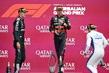 Max Verstappen, George Russell y Carlos Sainz celebran con champán en el podio de Bakú.