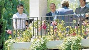 <B>REUNIÓN</B>. Vázquez, Uceda, Teresa Rivero y Gorka Arrinda, en la casa de la presidenta del Rayo.