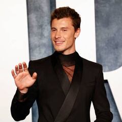 Shawn Mendes clarifies his relationship with Sabrina Carpenter