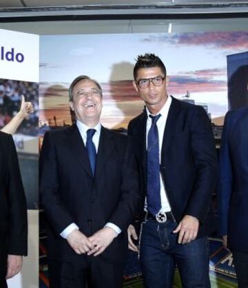 El delantero portugués del Real Madrid, Cristiano Ronaldo, tras firmar hoy con el presidente de la entidad madridista, Florentino Pérez, su renovación como futbolista del equipo, en el que jugará hasta junio de 2018.