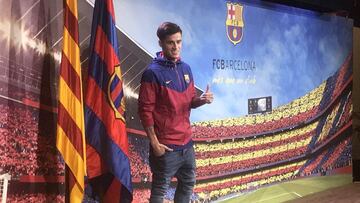 Coutinho posando con el chándal de Barcelona.