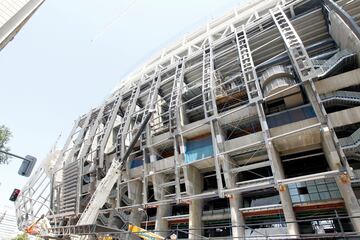 Las obras de remodelación del estadio del club blanco siguen avanzando sin parar durante el verano. Así se encuentra el exterior del estadio durante estos días.