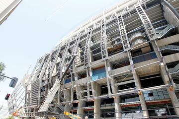 Las obras de remodelaci¨®n del estadio del club blanco siguen avanzando sin parar durante el verano. As¨ª se encuentra el exterior del estadio durante estos d¨ªas.