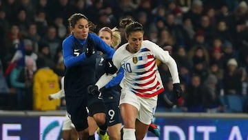 Amel Majri, de Francia, intenta frenar a Carli Lloyd. 