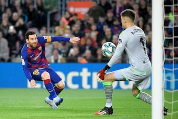 El jugador del Barcelona, Leo Messi, ante el portero de la Real Sociedad, Remiro, en una clara ocasi¨®n de gol.