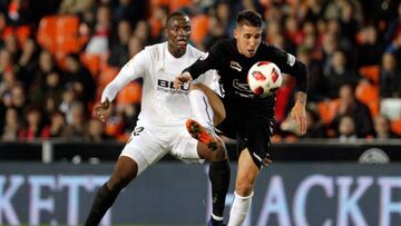 GRAFCVA545. VALENCIA, 04/12/2018.- El defensa francés del Valencia, Mouctar Diakhaby (i), ante el centrocampista del CD Ebro, Sergio Cortés (d), durante el encuentro de vuelta de dieciseisavos de final de la Copa del Rey jugado esta noche en