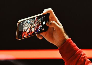 Selfie de Carlos Sainz junto con el equipo de Ferrari tras la victoria en Singapur.