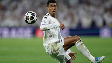 Real Madrid's English midfielder #05 Jude Bellingham controls the ball during the UEFA Champions League quarter final first leg football match between Real Madrid CF and FC Bayern Munich at Santiago Bernabeu Stadium in Madrid on April 7, 2026. (Photo by Oscar DEL POZO / AFP)