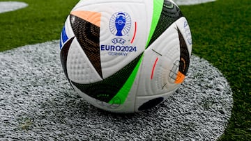 Berlin (Germany), 15/11/2023.- The official match ball of the UEFA Euro 2024 is presented during a special event in Berlin, Germany, 15 November 2023. Germany will host the UEFA Euro 2024 tournament from 14 June to 14 July 2024. (Alemania) EFE/EPA/FILIP SINGER
