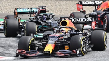Max Verstappen (Red Bull RB16B) y Lewis Hamilton (Mercedes W12). Spielberg, Austria. F1 2021.