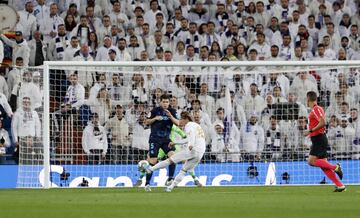 Modric puso el 3-1 tras un centro de Bale y una gran dejada de cabeza de  Benzema.