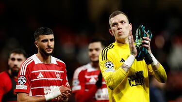 Soccer Football - Champions League - Brest v Real Madrid - Stade de Roudourou, Guingamp, France - January 29, 2025 Brest's Marco Bizot applauds fans after the match REUTERS/Gonzalo Fuentes