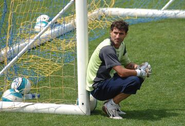 El 28 de agosto de 2005 debutó en Primera con el Cádiz, con 34 años.