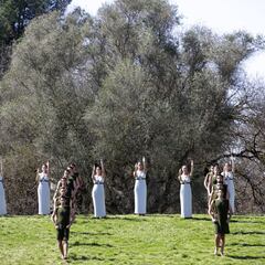 La llama olímpica se enciende sin público