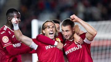 La fortuna sonrió a Flakus, cuyo centro acabó en el 2-0 tras pegar en un defensa.