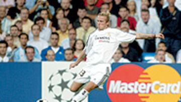 <b>UNA TÉCNICA PERFECTA</B>. Beckham es exquisito tocando el balón. Balancea su cuerpo para acariciarlo.