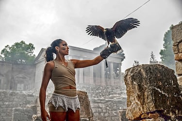 Las Guerreras del balonmano se han convertido en águilas a la caza de una medalla en el Mundial que arranca hoy en Holanda y Alemania. Así las ha presentado la Federación Española en el tradicional anuncio previo a un gran campeonato y que se rodó entre el Castillo de Sagunto y su Teatro Romano con Paula Arcos, Jennifer Gutiérrez o Carmen Arroyo.
