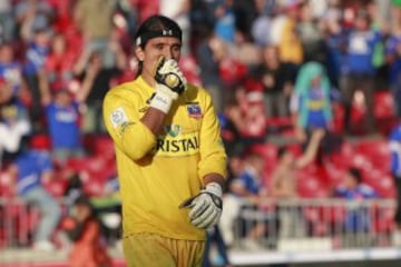 Otro que llegó con gran currículum y decepcionó. Al momento de arribar a Colo Colo en 2011, lo hizo con el estatus de mundialista con su selección como segundo arquero. Sin embargo, en los albos no estuvo a la altura y se fue a finales de año.