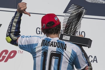 El nonacampe車n del mundo celebr車 con una camiseta de la Selecci車n de Argentina con el 10 de Maradona impreso a la espalda, su victoria en 2015 en el Circuito de R赤o Hondo, Argentina.