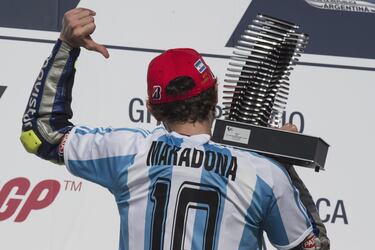 El nonacampeón del mundo celebró con una camiseta de la Selección de Argentina con el 10 de Maradona impreso a la espalda, su victoria en 2015 en el Circuito de Río Hondo, Argentina.