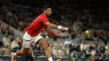 PARIS (France), 04/06/2025.- Novak Djokovic of Serbia in action during his Men's singles quarter-finals match against Alexander Zverev of Germany at the French Open Grand Slam tennis tournament at Roland Garros in Paris, France, 04 June 2025. (Tenis, Abierto, Francia, Alemania) EFE/EPA/YOAN VALAT