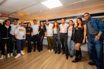 Carin León en el camerino con los artistas invitados, además de Vanessa Martín y Sergio Ramos, que también entraron a verle.