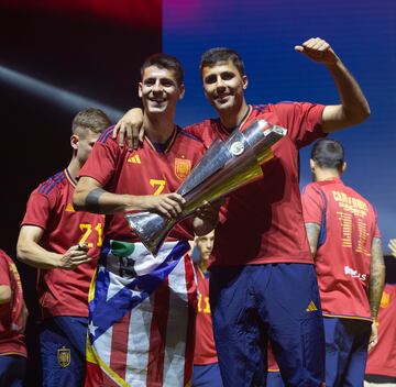 Morata y Rodrigo Hernández posan en el escenario con el trofeo de la Nations League.