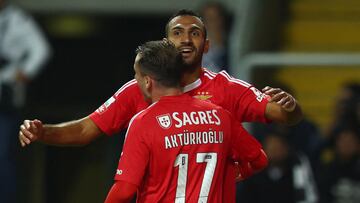 Pavlidis y Aktürkoglu celebran unos de los goles anotados por el Benfica ante el Boavista.