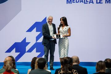 La vicealcaldesa de Madrid, Begoña Villacís, entrega la medalla al director general de la ONG CESAL, Pablo LLano, durante el acto de entrega de las medallas de Honor, Oro y Plata durante la Festividad de San Isidro.