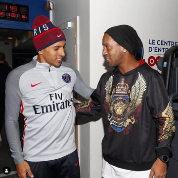 Una visita especial en los vestidores del PSG: su compatriota Ronaldinho. 