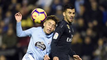 Emre Mor salta con Dani Ceballos en el partido entre el Celta y el Real Madrid disputado en Bala&iacute;dos.