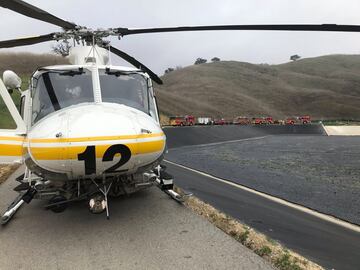 Bomberos en el lugar del accidente aéreo en Calabasas.