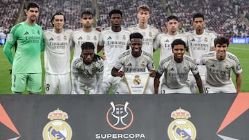 Real Madrid's players pose for a group photograph prior to the start of Spanish Super Cup final football match between FC Barcelona and Real Madrid at the King Abdullah Stadium�in Jeddah on January 11, 2026. (Photo by Fadel SENNA / AFP) FORMACION