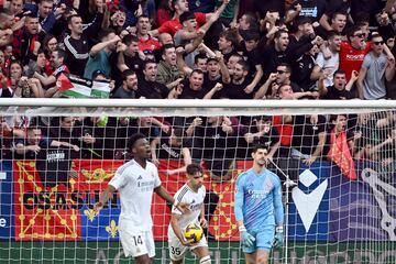 Los jugadores del Real Madrid tras el 1-1 de Ante Budimir del Osasuna. 