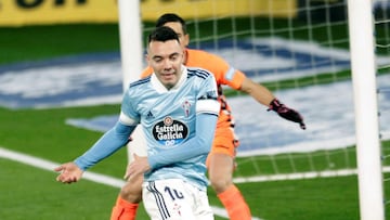 Iago Aspas pugna con Diego Gonz&aacute;lez por un bal&oacute;n durante el partido disputado contra el Elche en Bala&iacute;dos.