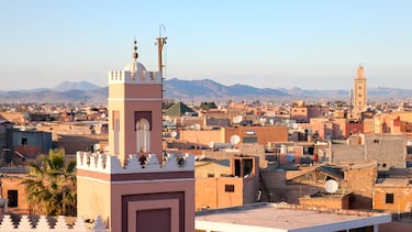 Fundada en el siglo XI por los almorávides, Marrakech se extiende en el límite del desierto, rodeada de tierras áridas y montañas. Su medina y zocos son un oasis de vida y color frente a la inmensidad del Sahara.