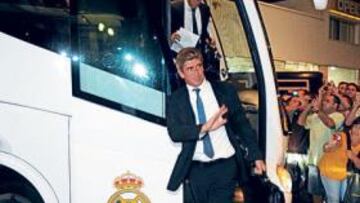 <b>BIENVENIDO. </b>Pellegrini saluda ayer a los aficionados a su llegada a Vila-real.