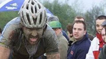 <B>EL DIABLO.</B> Ni el barro, ni el pavés, ni los rivales pudieron con Johan Museeuw, que sumó su décima clásica. Más que nadie de los que están en activo, pero lejos de las treinta que logró Eddy Merckx.