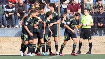 Los jugadores del Real Madrid juvenil celebran uno de los goles que les dieron el pase a la 'final four' de la Copa del Rey.