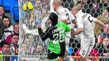 <b>LA OCASIÓN DEL RACING. </b>Pereira encaró a Casillas y el rechace del portero tropezó en Pepe, que corrió junto a Cannavaro para despejar la pelota y el peligro.