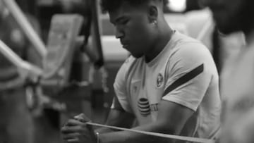 Roger Martínez realiza ejercicios en el gimnasio