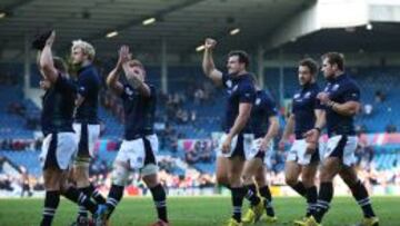Los jugadores escoceses celebran su triunfo.