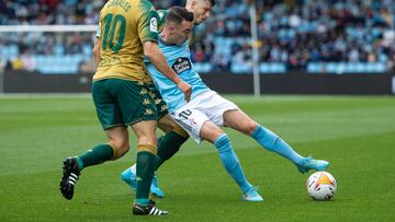 Iago Aspas pugna por el balón con Sergio Canales y Guido Rodríguez en el partido disputado en marzo del 2022 entre el Celta y el Betis.