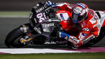 Dovizioso con la Ducati de carenado aerodinámico en los test de Qatar.