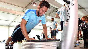 &Ccedil;alhanoglu, entrenando en el gimnasio.