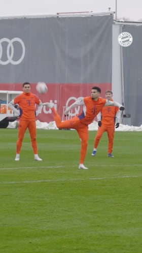 El DT belga le muestra al colombiano la forma de parar la pelota, luego de que Lucho fallara en una.