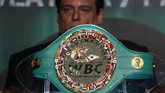 Imagen del cintur&oacute;n mundial del Consejo Mundial de Boxeo. Detr&aacute;s aparece Mauricio Sulaim&aacute;n, presidente del WBC.