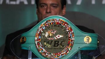 Imagen del cintur&oacute;n mundial del Consejo Mundial de Boxeo. Detr&aacute;s aparece Mauricio Sulaim&aacute;n, presidente del WBC.