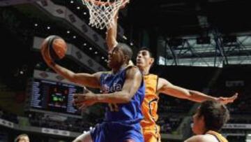 <b>ENTRADA. </b>Jayson Granger supera la defensa de Gustavo Ayón.